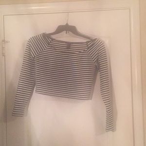 Black and white crop long sleeve shirt